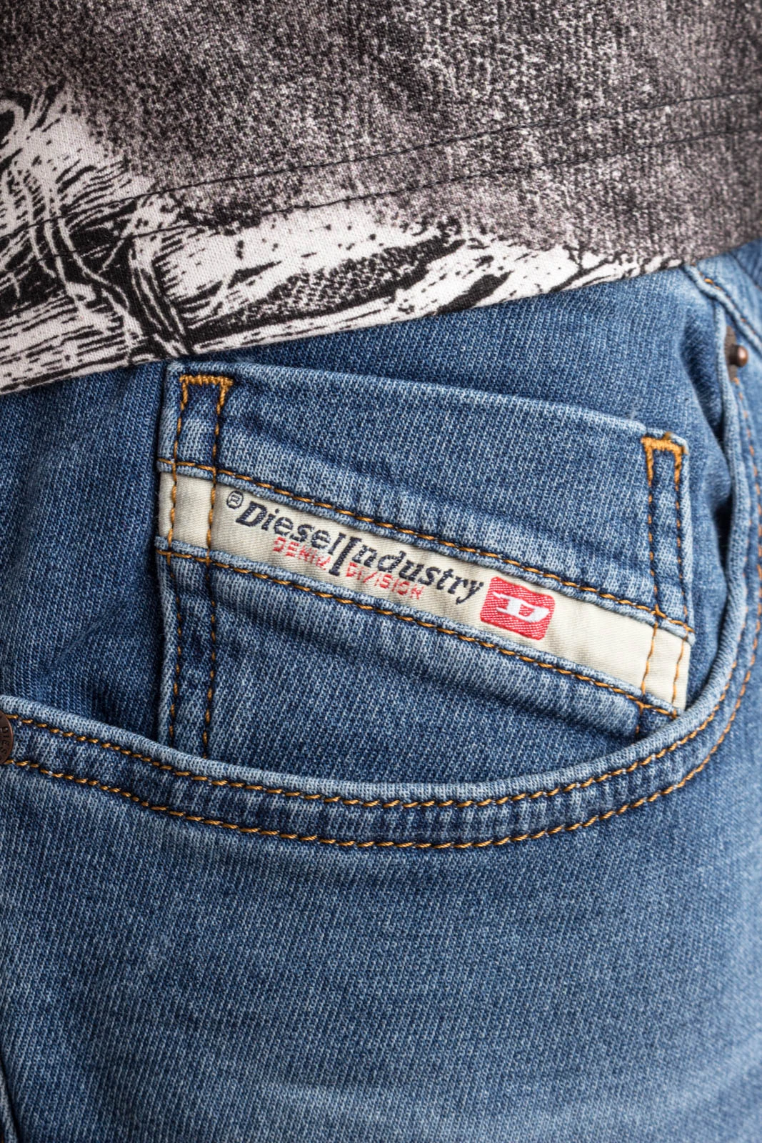 DIESEL Jeans 2060 D-STRUKT JOGG SWEAT – Bild 4